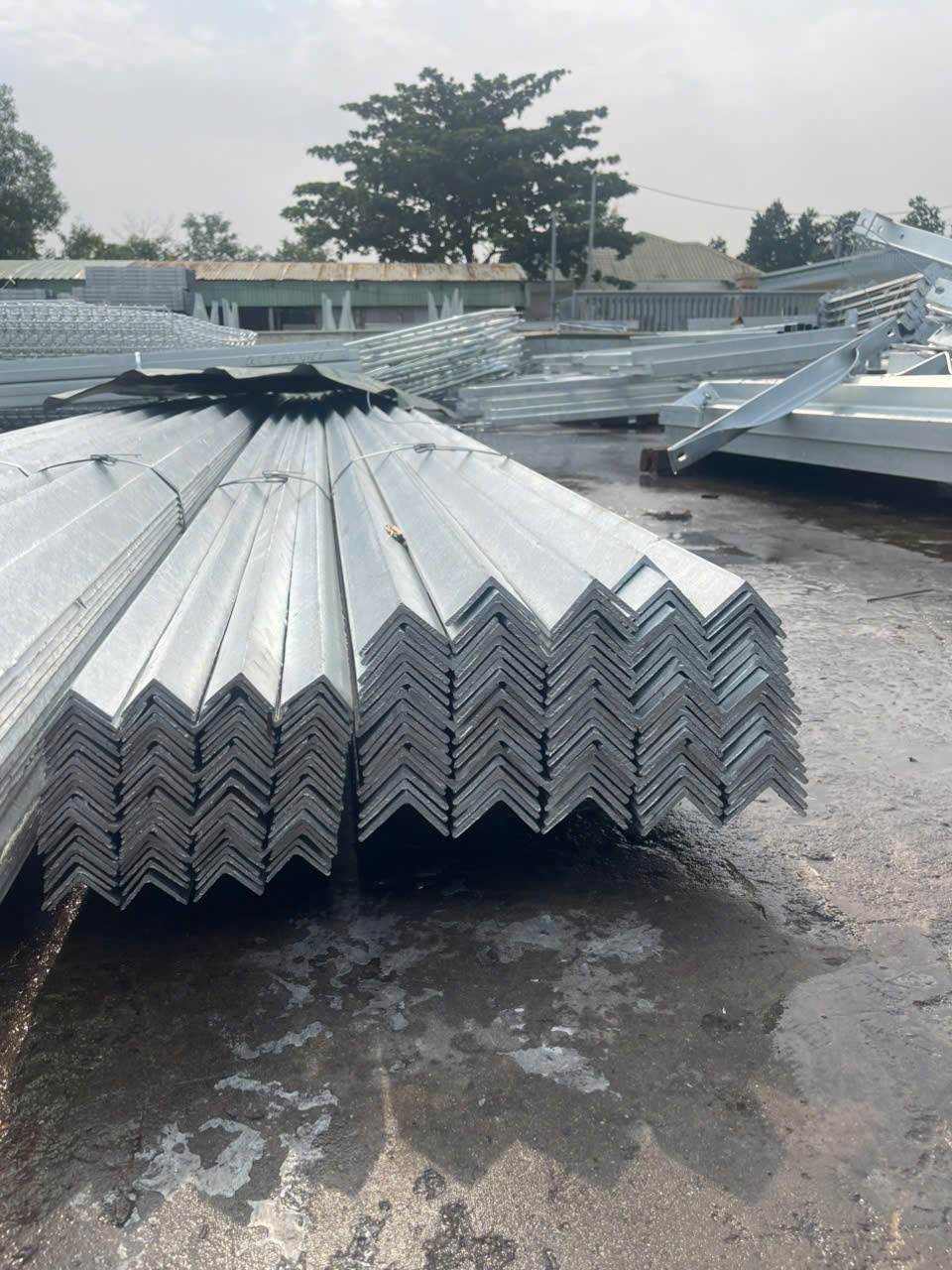 Thép V Góc V40x40x6m – V40 Đen – V40 Mạ Kẽm – V40 Nhúng Nóng Kẽm