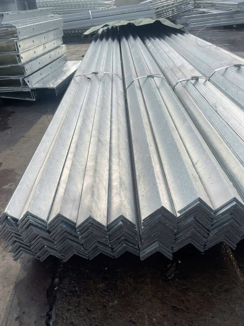 Thép V40x40x6m – Bảng Giá Mới Nhất – V40 Đen, Mạ Kẽm, Nhúng Kẽm Nóng